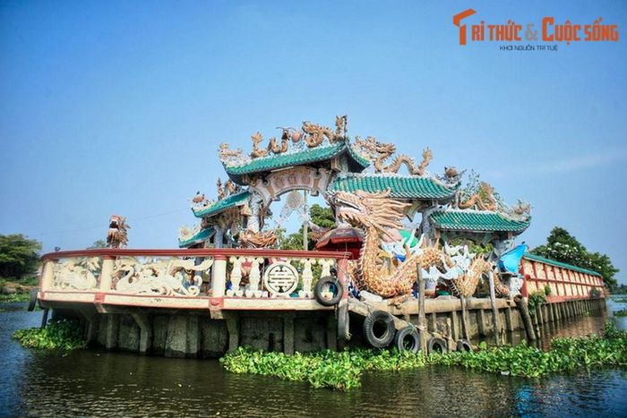 7b20d053121efb40a20f Nằm trên một hòn đảo diện tích khoảng 2500 m2 nổi giữa sông Vàm Thuật ở địa phận quận Gò Vấp, miếu Phù Châu là công trình tín ngưỡng độc đáo của TP HCM. Do vị trí đặc biệt của mình, ngôi miếu này còn được người dân gọi là miếu Nổi.