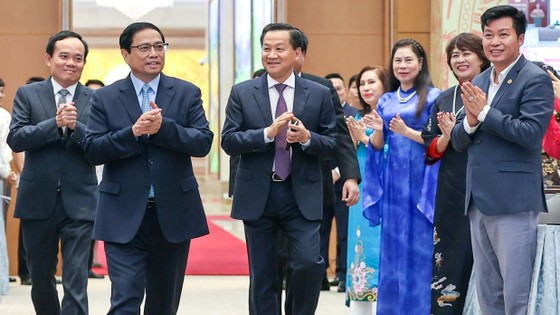 Thủ tướng Phạm Minh Chính và các Phó Thủ tướng dự cuộc gặp mặt giữa Thường trực Chính phủ với đại diện doanh nhân Việt Nam. Ảnh: VIẾT CHUNG ảnh 1