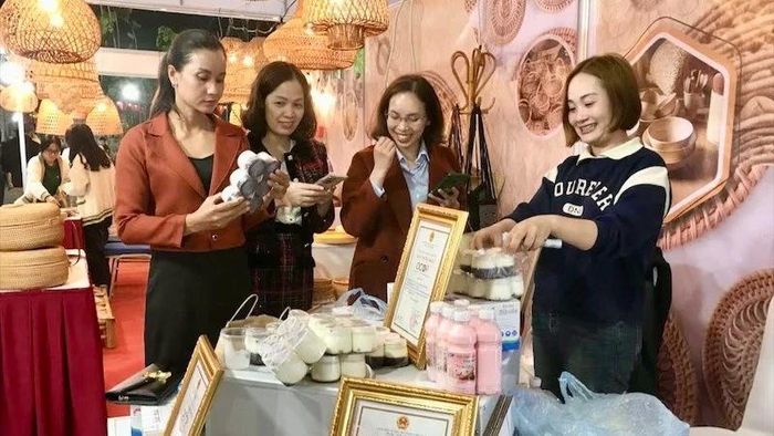 Khai mạc Triển lãm các sản phẩm OCOP, làng nghề tại huyện Chương Mỹ
