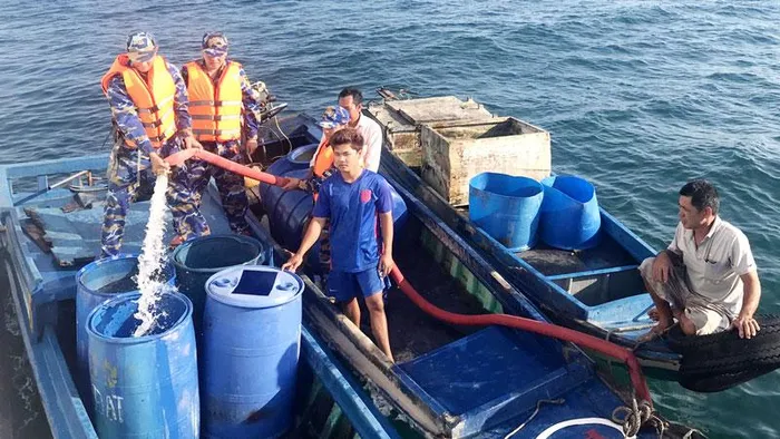 Vùng 5 Hải quân chở nước ngọt cho người dân các đảo Tây Nam