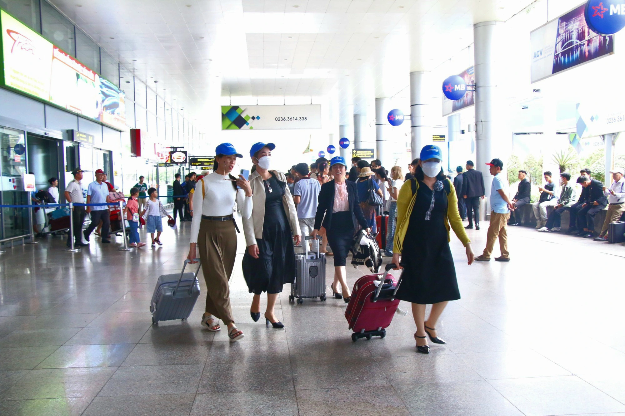 Khách bỏ quên túi xách chứa 300 triệu đồng ở sân bay Đà Nẵng- Ảnh 1.