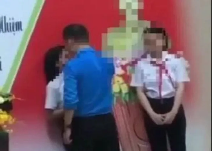 Xôn xao clip cán bộ trường ở Đà Nẵng vuốt tóc, túm cổ áo nữ sinh