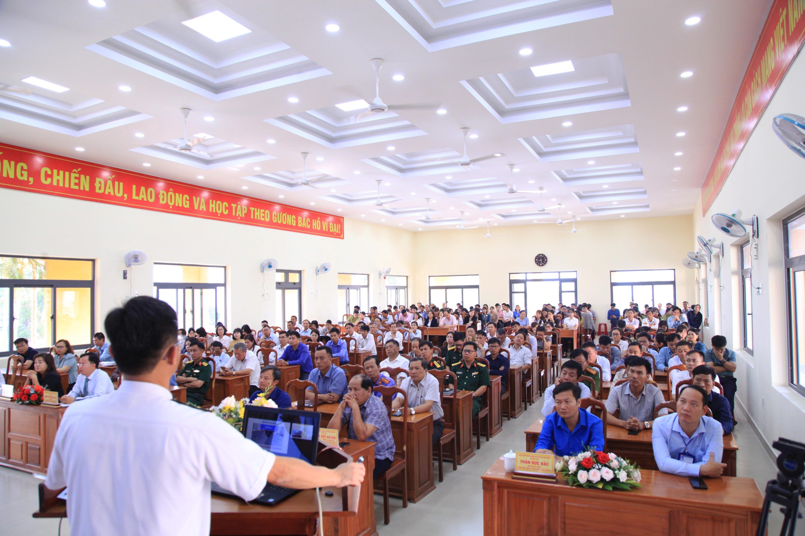 Gần 1000 cán bộ, đảng viên, nhân dân và học sinh huyện Đam Rông nghe thông tin về biển, đảo.