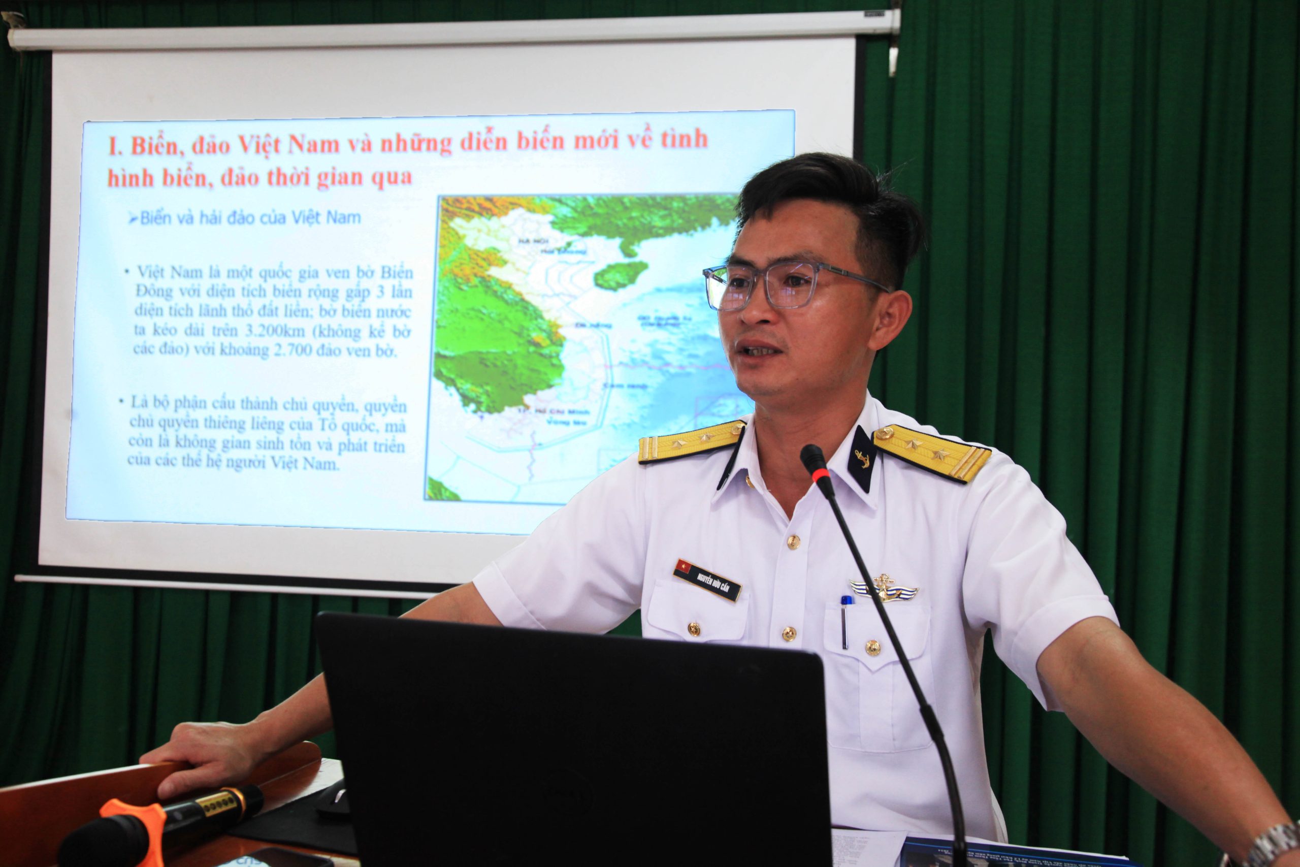 Gần 1000 cán bộ, đảng viên, nhân dân và học sinh huyện Đam Rông nghe thông tin về biển, đảo.