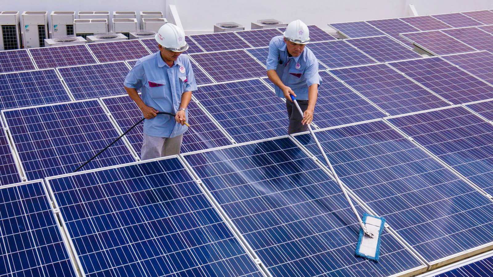 Bộ Công Thương đề xuất sản lượng điện mặt trời mái nhà tự sản tự tiêu nếu dôi dư được phát vào hệ thống điện quốc gia thì đơn vị điện lực ghi nhận sản lượng điện với giá 0 đồng và không được thanh toán
