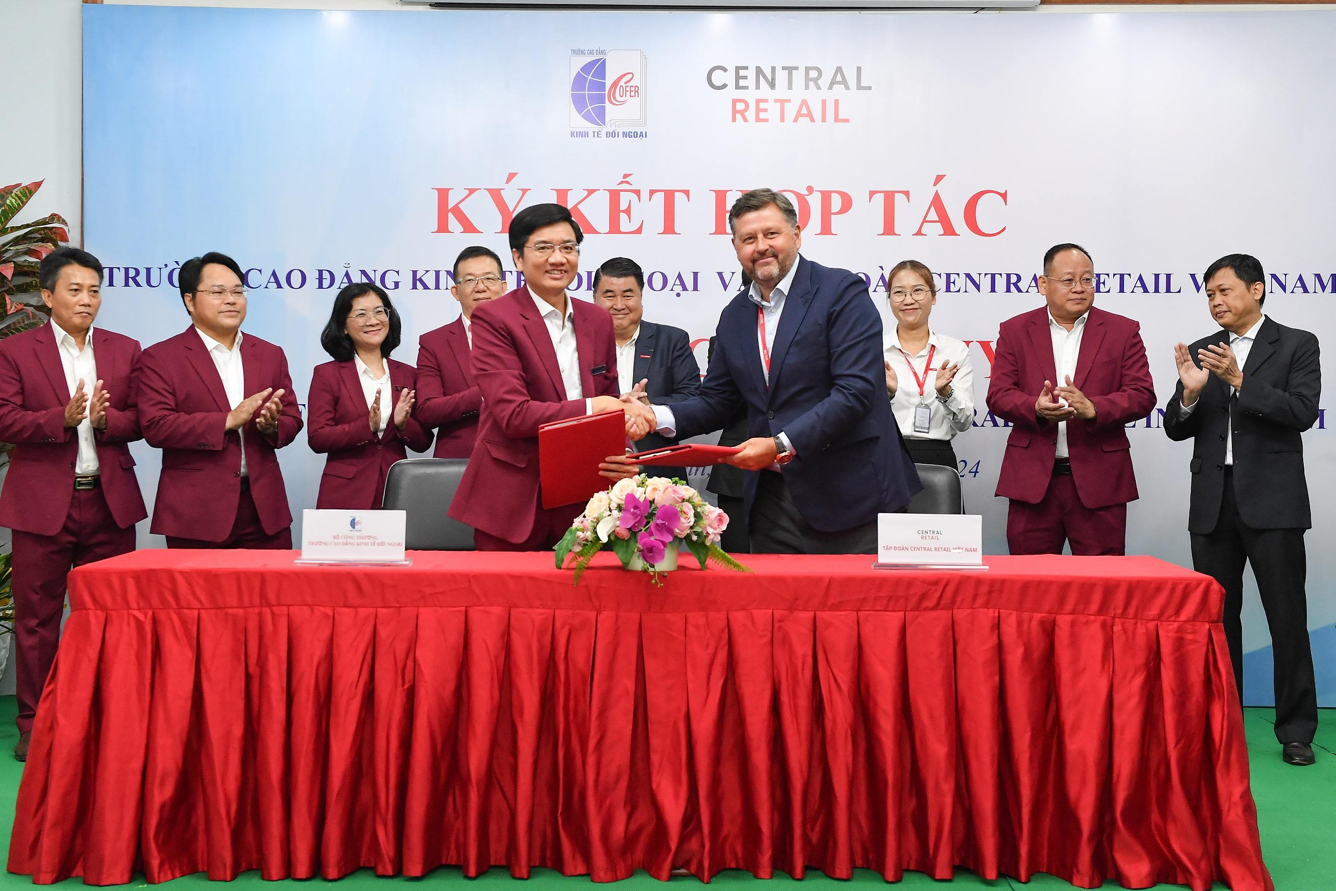 Lãnh đạo Tập đoàn Central Retail và Trường Cao đẳng Kinh tế Đối ngoại ký kết Biên bản hợp tác về đào tạo nhân lực ngành bán lẻ