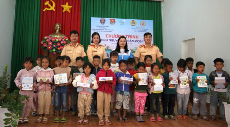 Ánh Sáng Vùng Cao: Đoàn Thanh Niên CSGT Phía Nam hỗ trợ thắp sáng đường quê cho xã Tà Hine