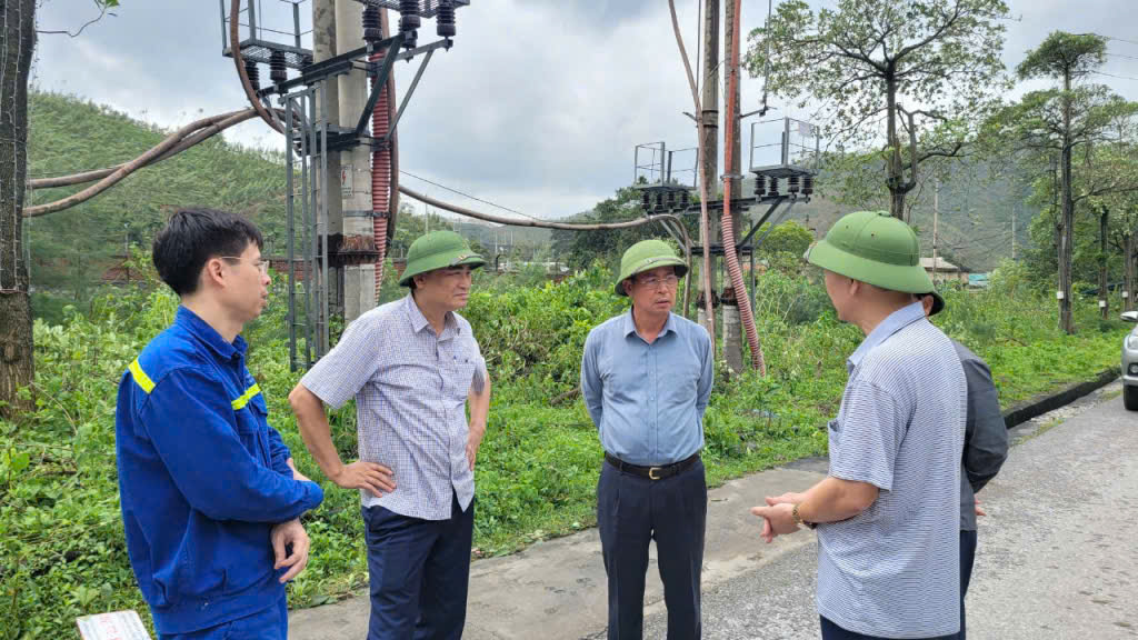 Tổng giám đốc TKV Đặng Thanh Hải kiểm tra công tác khắc phục hậu quả bão số 3 tại khai trường Công ty CP Than Vàng Danh - Ảnh: Việt Trung