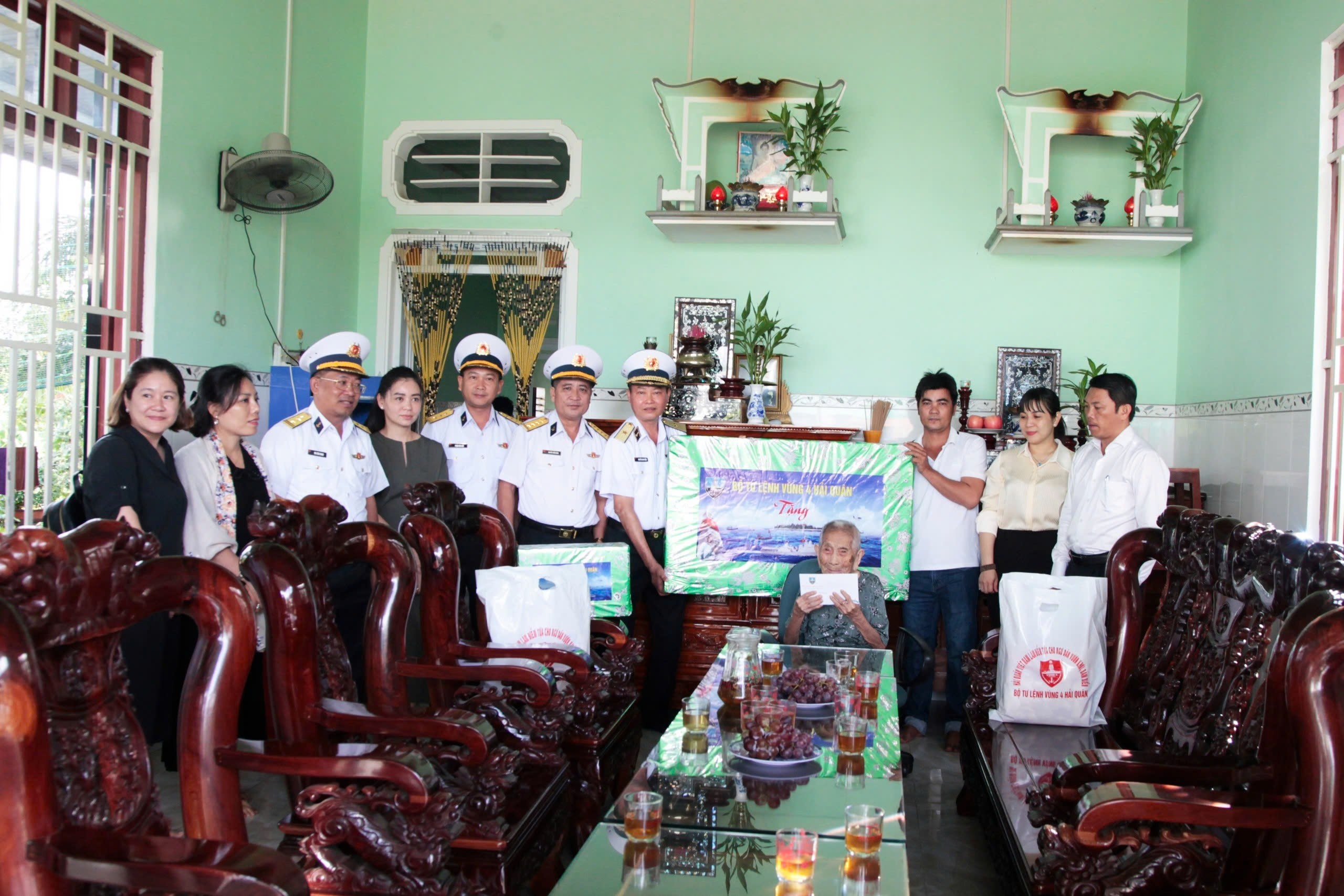 Vùng 4 Hải quân cùng ngư dân Bình Định vươn khơi bám biển