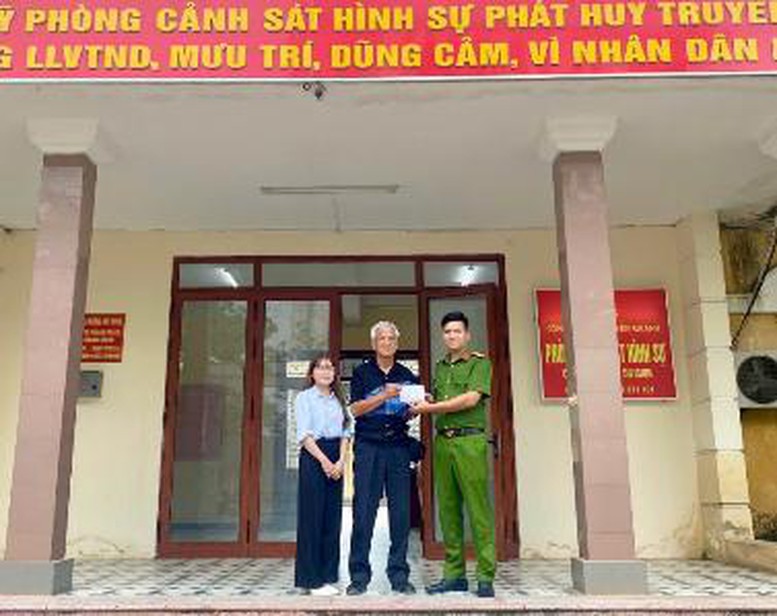 Du khách nước ngoài cảm kích khi nhận được tài sản bị mất- Ảnh 1. Du khách nước ngoài cảm kích khi nhận được tài sản bị mất- Ảnh 1.