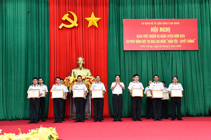 Cơ quan Bộ Tư lệnh Vùng 5 Hải quân quán triệt nhiệm vụ huấn luyện năm 2025