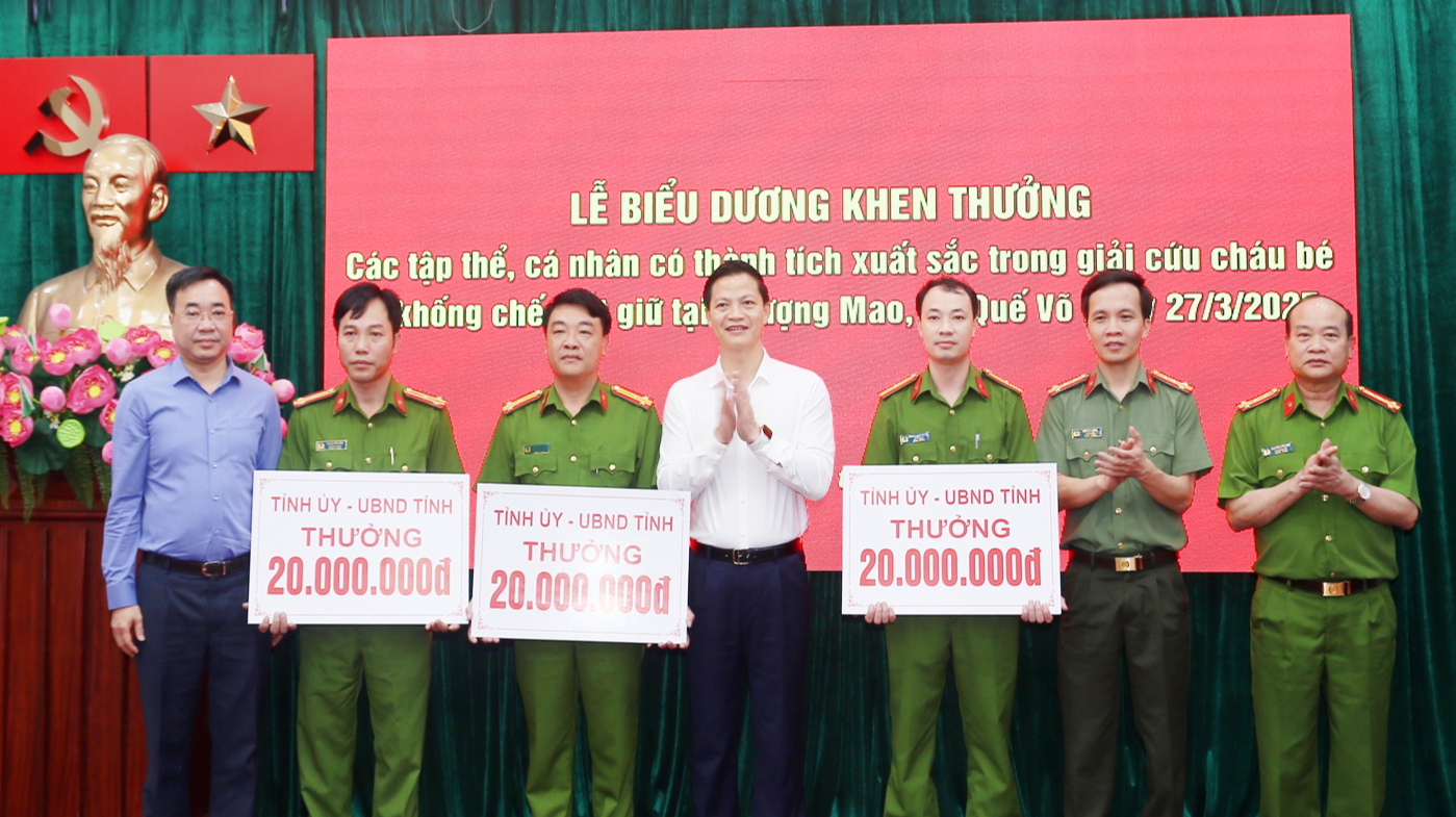 Bắc Ninh thưởng nóng lực lượng giải cứu bé gái bị bắt cóc làm con tin- Ảnh 1. Bắc Ninh thưởng nóng lực lượng giải cứu bé gái bị bắt cóc làm con tin- Ảnh 1.