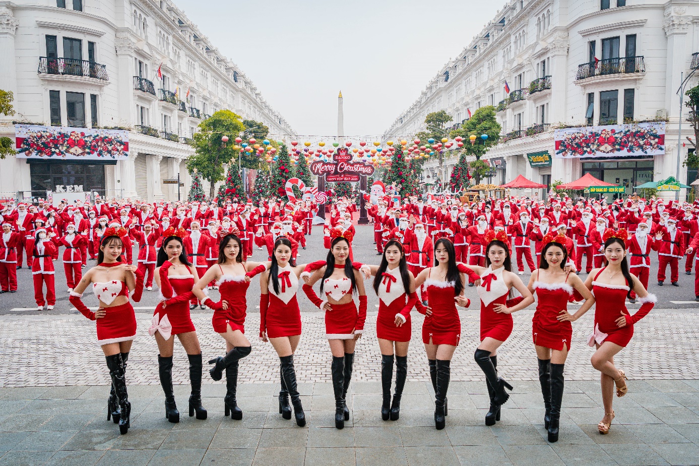 Danko City: Giáng sinh diệu kỳ với 300 ông già Noel- Ảnh 1. Danko City: Giáng sinh diệu kỳ với 300 ông già Noel- Ảnh 1.
