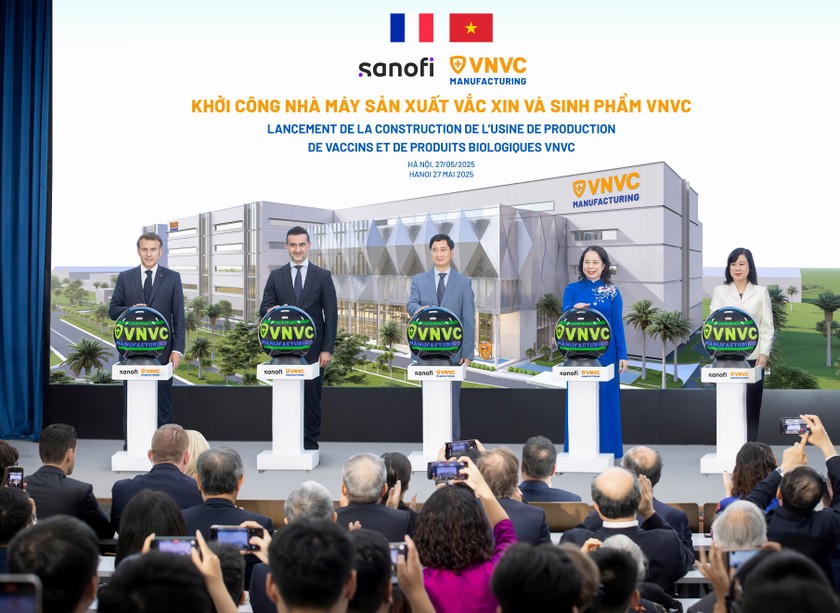 2-anh-hai-nam-khoi-cong-nha-may-vac-xin-va-sinh-pham-vnvc-anh-hai-nam-4609-8664 Lãnh đạo cấp cao hai nước Việt Nam và Pháp, cùng ông Burak Pekmezci - Tổng Giám đốc Sanofi Việt Nam, ông Ngô Chí Dũng - Chủ tịch HĐQT kiêm Tổng Giám đốc Công ty Vaccine VNVC bấm nút khởi công xây dựng Nhà máy Vaccine và Sinh phẩm VNVC. Ảnh: Hải Nam