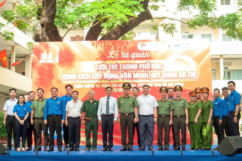 871e67c88cd8398660c9-5477-7023 Công an TP HCM cùng Thành đoàn, Hội sinh viên Việt Nam và một số trường đại học vừa tổ chức lễ ra quân “Tuổi trẻ Thành phố Bác xung kích xây dựng văn minh, mỹ quan đô thị” (CACC).