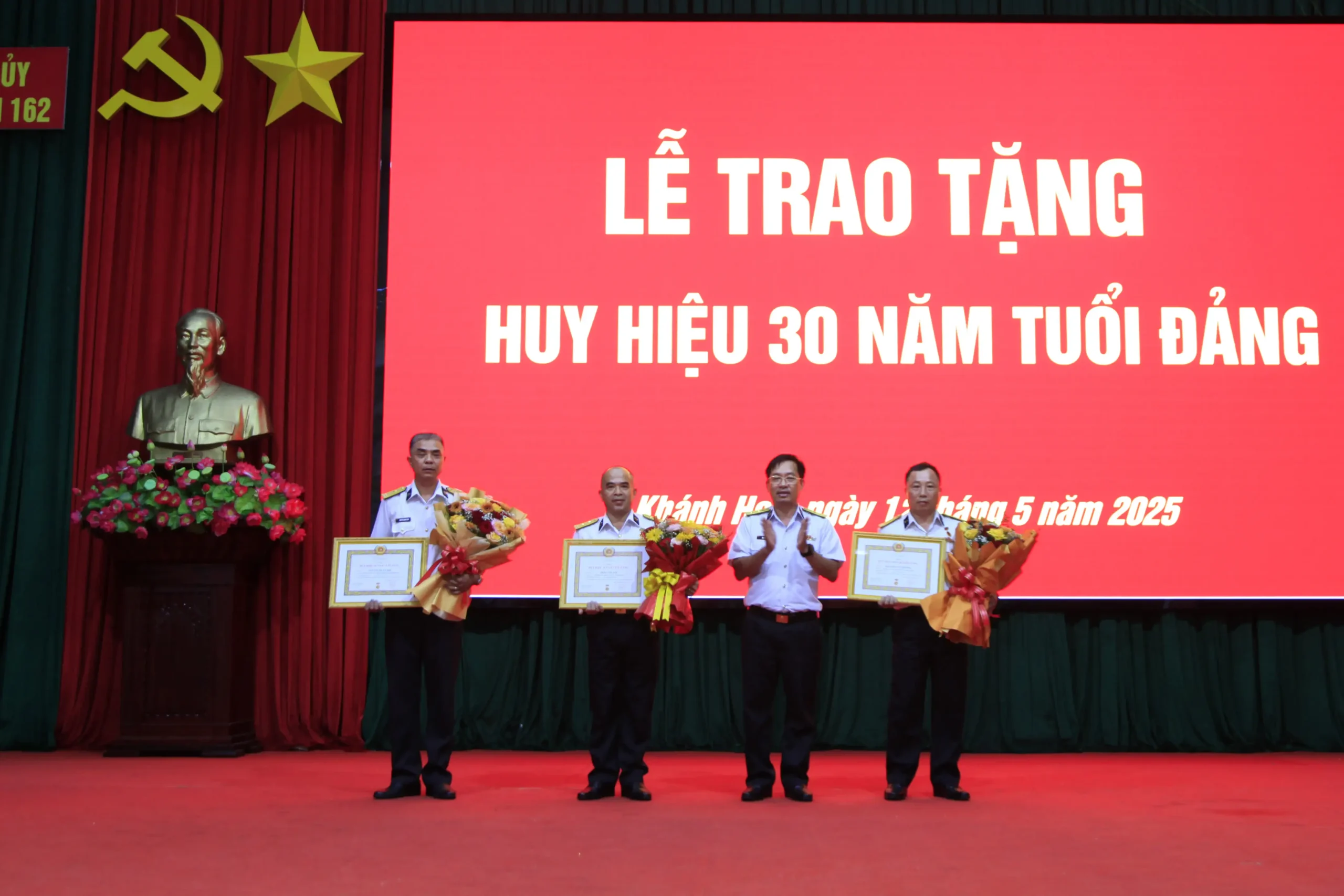 Đảng bộ Lữ đoàn 162, Vùng Hải quân trao tặng Huy hiệu 30 năm tuổi Đảng