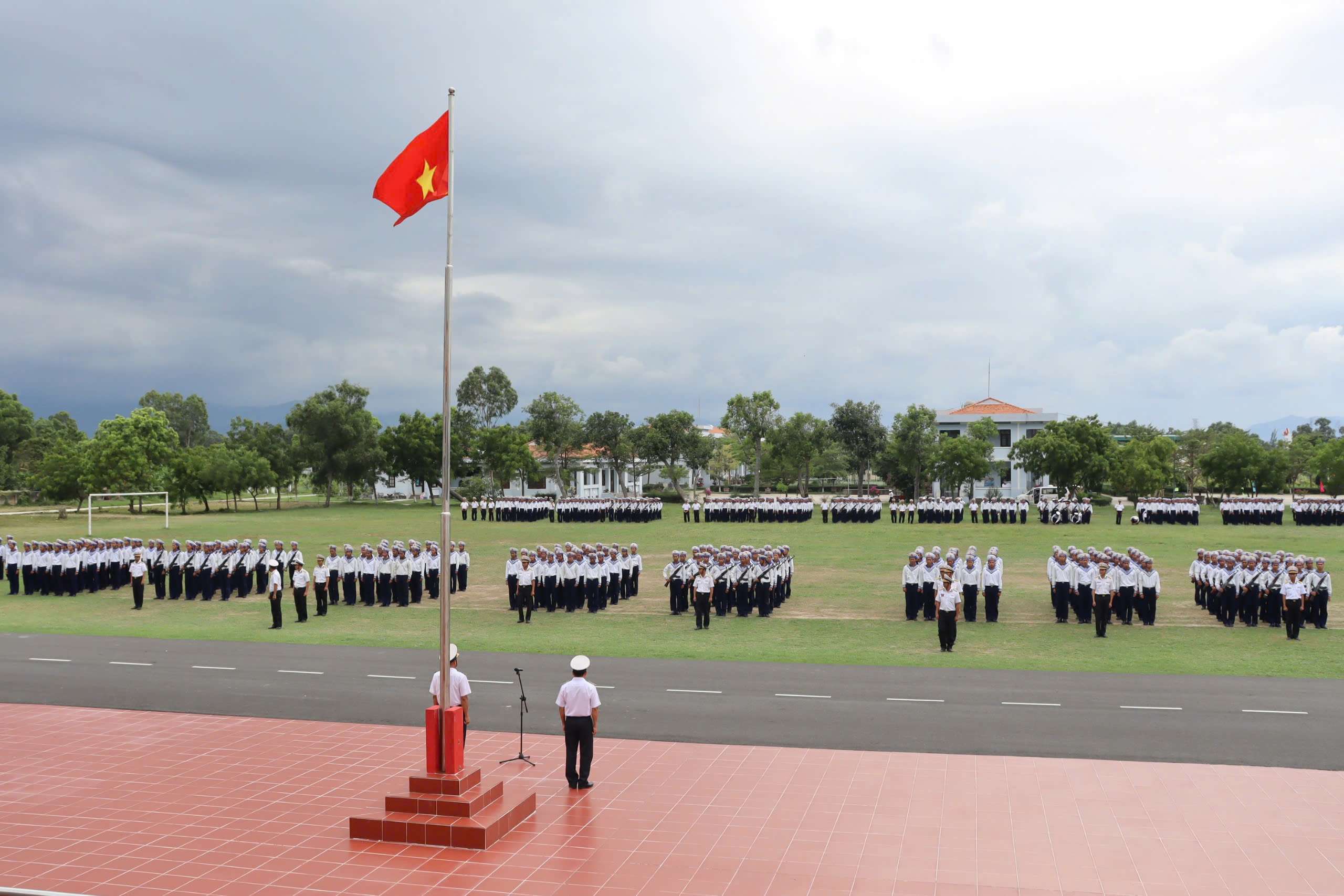 Thủ trưởng Bộ Tư lệnh Vùng 4 kiểm tra Điều lệnh đội ngũ khối đối với các đơn vị huấn luyện chiến sĩ mới tại Lữ đoàn 101.