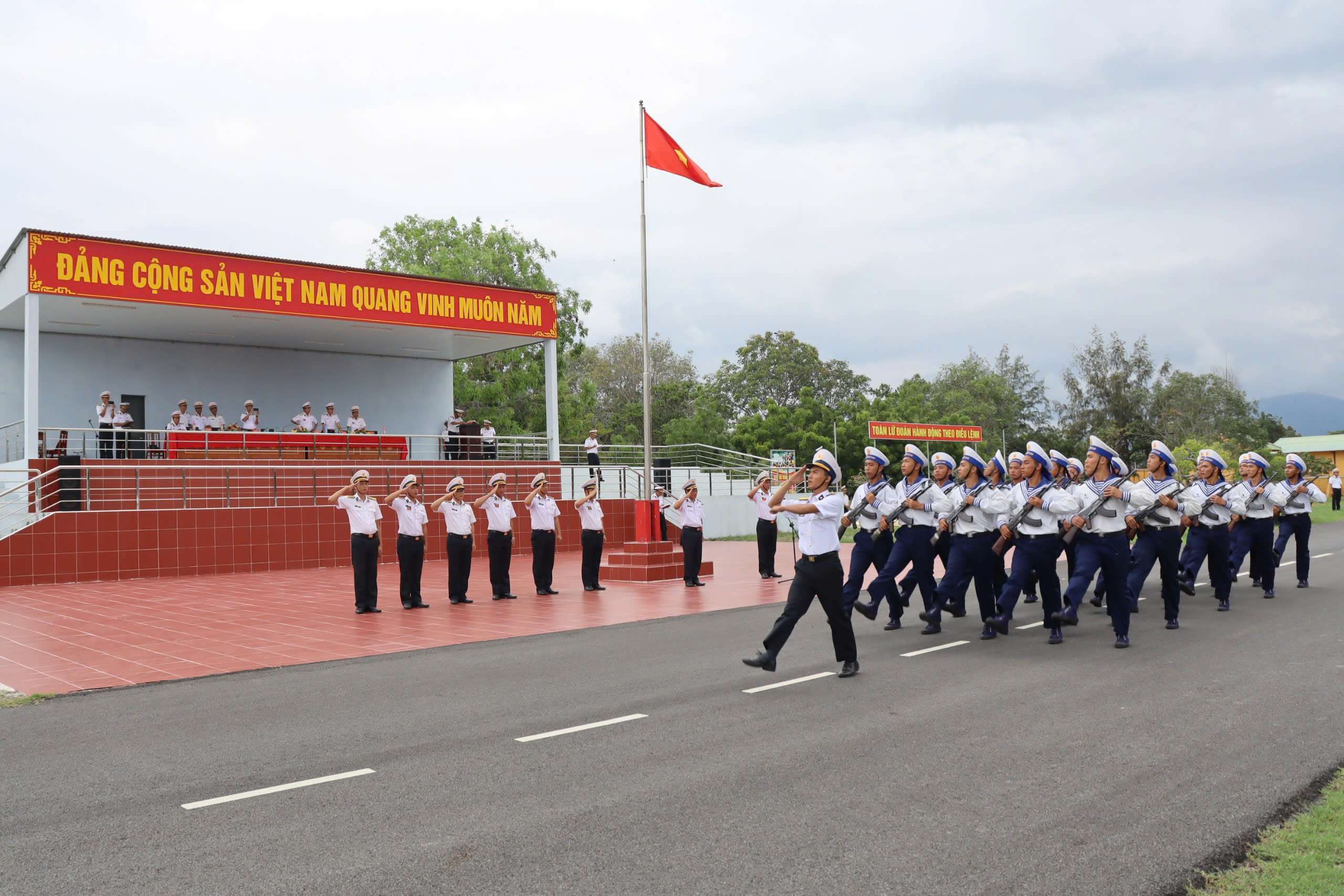 Thủ trưởng Bộ Tư lệnh Vùng 4 kiểm tra Điều lệnh đội ngũ khối đối với các đơn vị huấn luyện chiến sĩ mới tại Lữ đoàn 101.