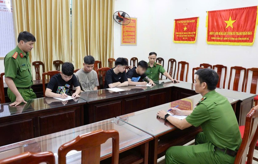 anh-3-8425-819 Phòng Cảnh sát hình sự lấy lời khai của nhóm thanh niên