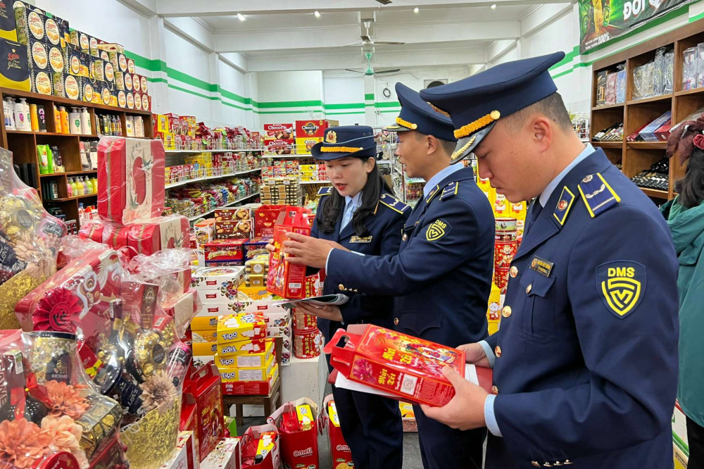 Thủ tướng Chính phủ yêu cầu mở đợt tấn công cao điểm đấu tranh ngăn chặn, đẩy lùi tội phạm buôn lậu, gian lận thương mại, hàng giả, vi phạm bản quyền, xâm phạm quyền sở hữu trí tuệ trên toàn quốc, thời gian từ ngày 15/5/2025 đến ngày 15/6/2025, sau đó sẽ tiến hành sơ kết đánh giá.