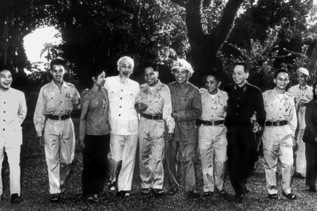 chu-tich-ho-chi-minh-va-dai-tuong-vo-nguyen-giap-cung-doan-dai-bieu-anh-hung-chien-si-thi-dua-cac-luc-luong-vu-trang-nhan-dan-giai-phong-mien-nam-ra-tham-mien-bac-11111965-an-tu-lie-8356-2770 Chủ tịch Hồ Chí Minh và Đại tướng Võ Nguyên Giáp cùng Đoàn đại biểu Anh hùng, chiến sĩ thi đua các lực lượng vũ trang nhân dân giải phóng miền Nam ra thăm miền Bắc. 11/11/1965. (Ảnh Tư liệu: TTXVN).