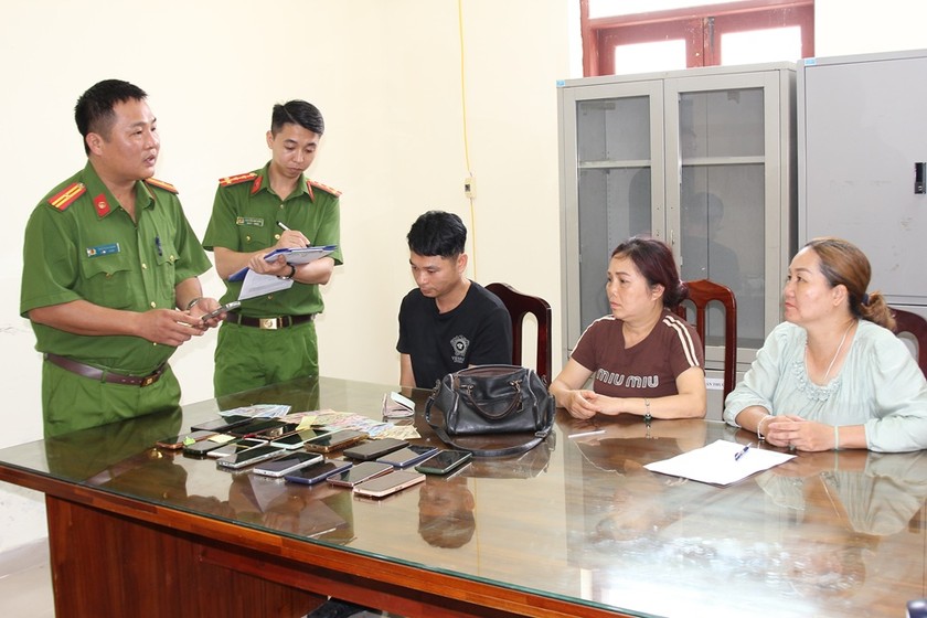 img-4839-8595 Cơ quan Công an lấy lời khai nhóm đối tượng và tang vật vụ án (Ảnh: CACC)