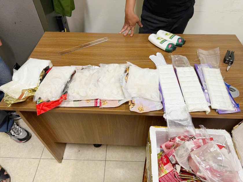 003-bat-31-kg-ketamine-5403-9155 Tang vật hơn 3,1 kg Ketamin được trà trộn trong túi hạt tổng hợp, kẹo socola. (Ảnh: N.L)