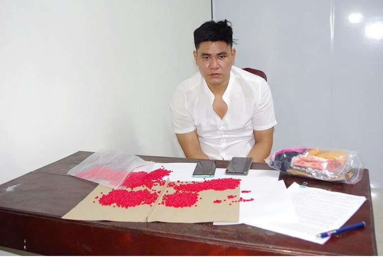1-773-5655 Đối tượng Dương Hoài Nam cùng tang vật.