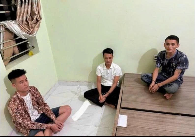 2-7874-8782 Nhóm đối tượng mua ma túy về phòng trọ sử dụng.