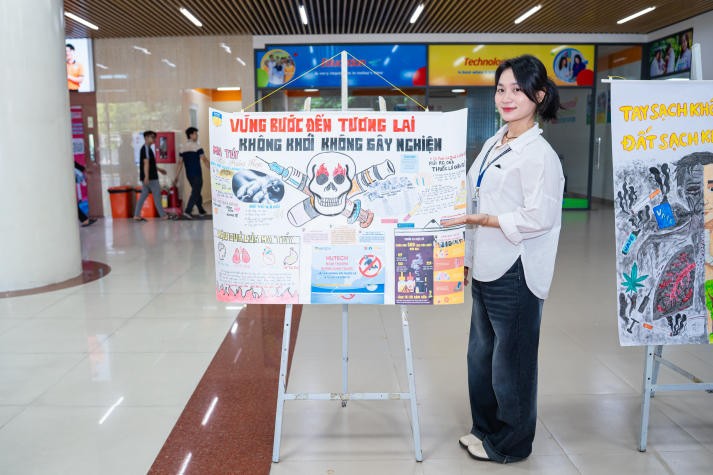 715798-htk05783-8671 Sinh viên tham gia cuộc thi báo tường với chủ đề “Phòng, chống tác hại của ma túy và thuốc lá điện tử trong học đường”.