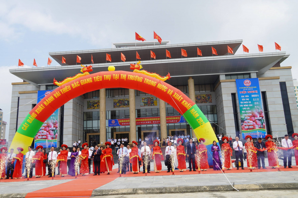 central-retail-se-tieu-thu-khoang-1_6836d3868af1e Các đại biểu thực hiện nghi thức cắt băng xuất hành tiêu thụ vải thiều Bắc Giang năm 2025