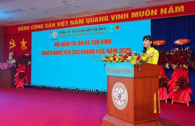 yen-sao-khanh-hoa-tri-an-khach-hang-gan-ket-vuon-tam-thuong-hieu-quoc-gia_6846ea195d3b1 Bà Trịnh Thị Hồng Vân, Chủ tịch HĐTV Công ty Yến sào Khánh Hòa phát biểu khai mạc hội nghị